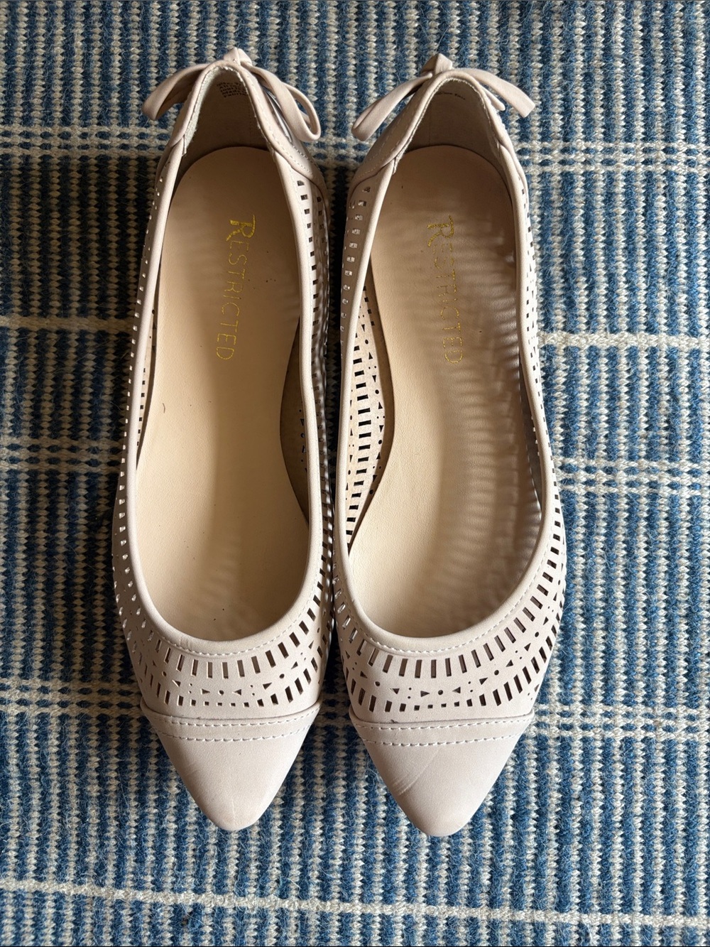 Restricted Pointed-Toe Laser-Cut Ballet Flats with Heel Bow-size 7